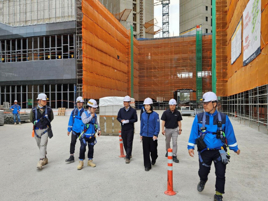 지난달 29일 'e편한세상 삼천포 오션프라임' 건설현장에서 이길포(앞줄 왼쪽 세 번째) DL이앤씨 CSO와 정원희(왼쪽 다섯 번째) 고용노동부 진주지청장이 안전점검을 하고 있다. [DL이앤씨 제공]